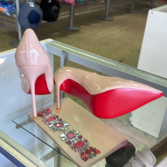 Christian Louboutin Nude Heels with Red Sole - Picture 4 of 4